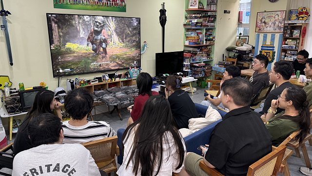 坏了 被10万吗喽包围了 我从来没见过店里有这么多人