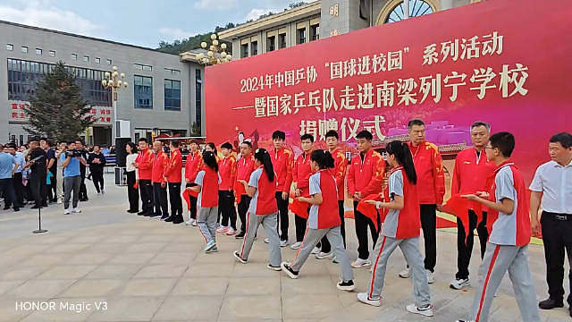 孩子们给国乒队员们戴上红领巾！带红领巾的小莎，怎么能这么好看