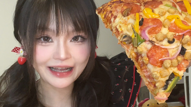 【小石奶凶】我只是一个爱吃披萨的小女孩…