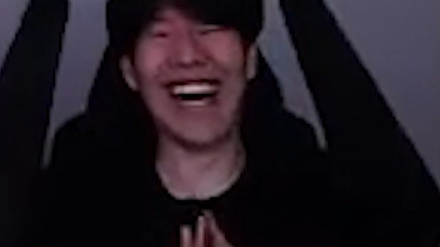 TheShy督战Uzi打青背龙，直接给两个人全打红了：哎呦我也红了！看到水晶哥AP猴子直接绷不住了！
