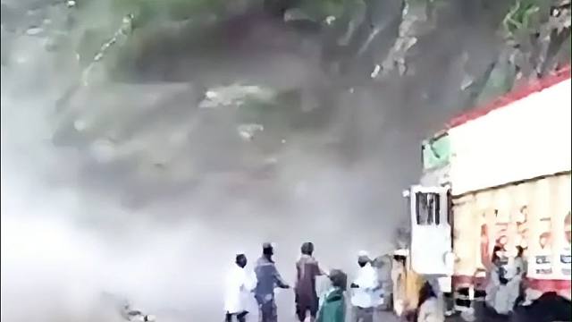 遇到泥石流，爬到树上避险就不会被冲走了？