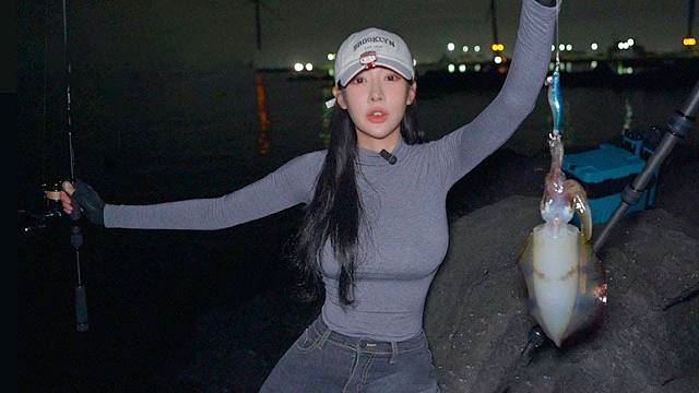 韩国美女在海滩岩石上钓鱼，涨潮前钓上1公斤花纹鱿鱼，超开心！