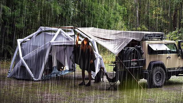 这才是真资格土豪公子，载着上万的豪华大帐棚，在大雨中舒适野营