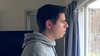 男人突然發(fā)現(xiàn)所有人都在倒著行走