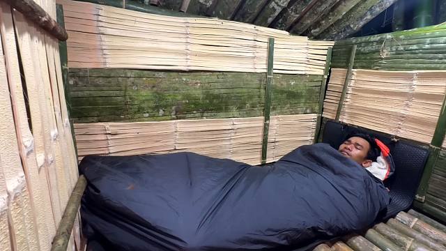 这才是真资格的极品牛人，在野外竹筏漂流，还能在竹林上盖房子居住