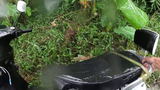 水渠过弯神车掉沟里了