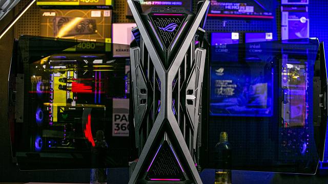 安安静静的分体水冷创世神ROG电脑