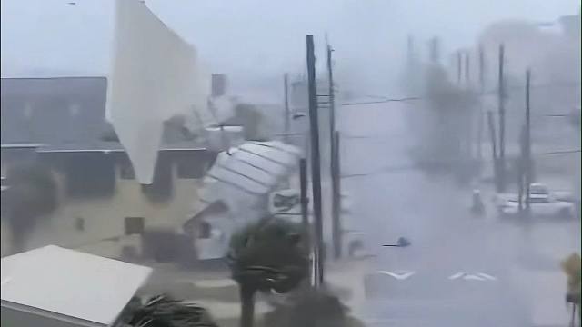 外出遇到台风天时，贴着墙根走不易被吹走？