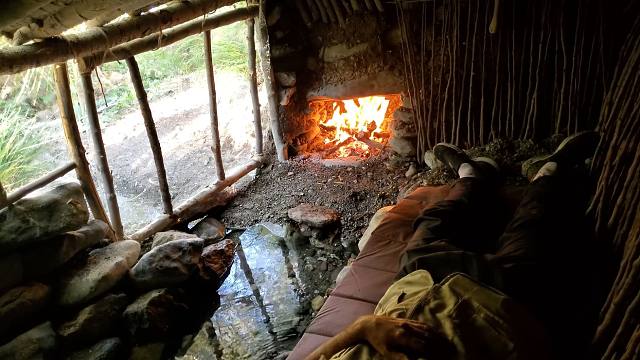 在野外建造草棚庇护所，在里面美滋滋睡大觉，还有泉水在身边防暑降温