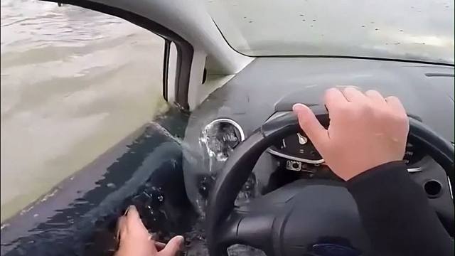 暴雨被困在车内，只需在车里等救援人员就行？