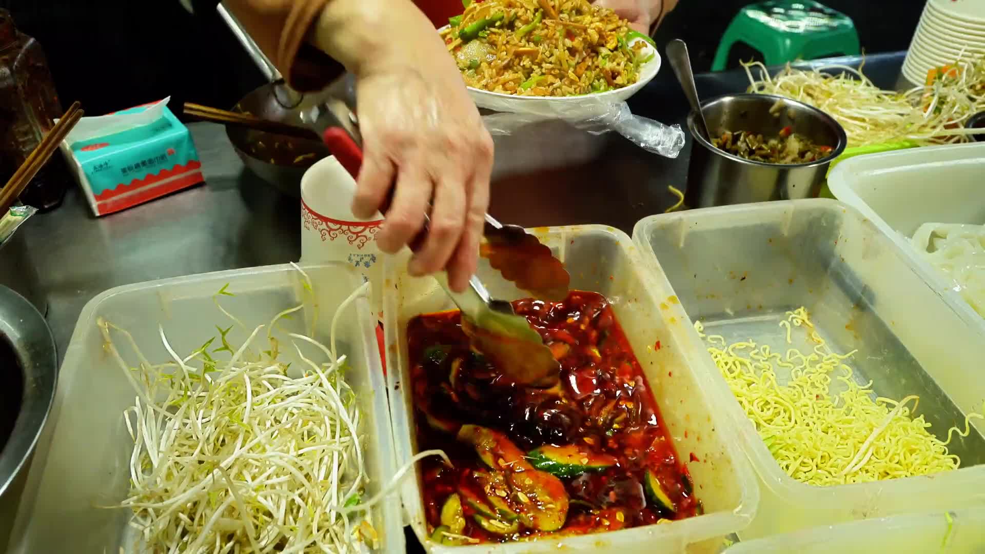 老板说他的麻辣烫能吃出恋爱的感觉，那恋爱到底是什么感觉