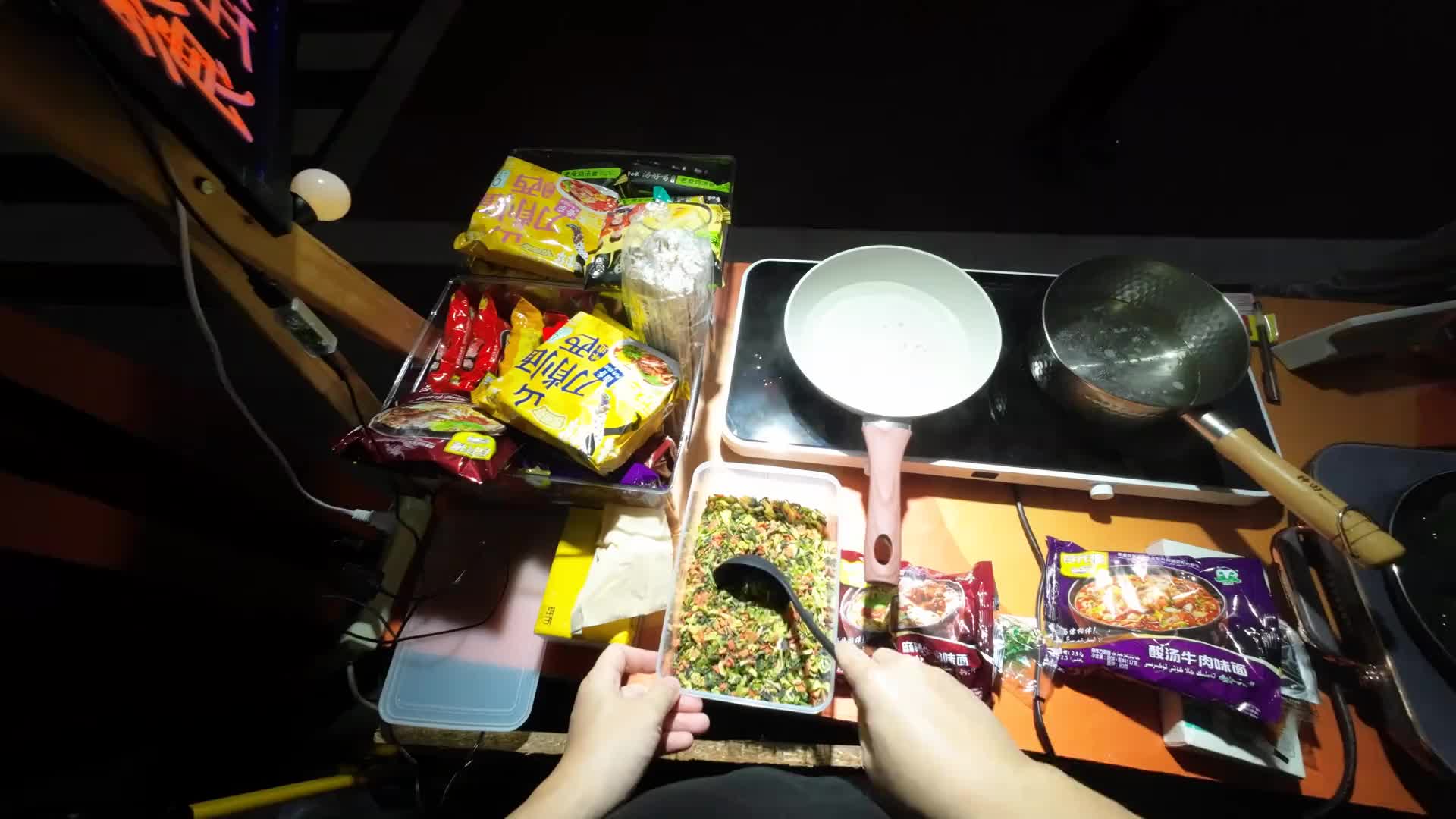 连续吃泡面第99天 摆地摊即使不信黄历也得多看天气预报