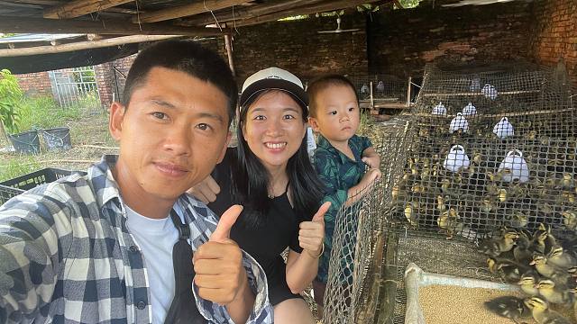 阿旺进了1500只鸭苗，2岁萌娃帮忙又抓又喂，懂事得让人心疼