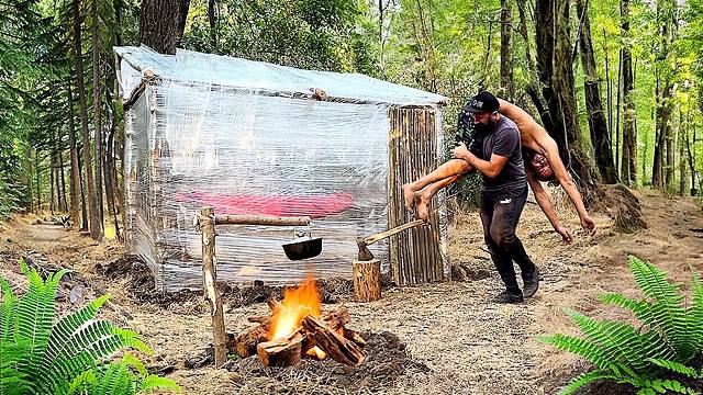 背包丛林中旅游，意外发现个男人被树砸晕，的赶紧急救搭建避难所