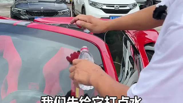 为了雨季行车安全，我们要及时去除前挡玻璃上的油膜！
