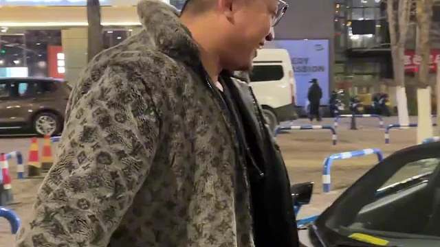 请机车小姐姐吃饭，听不懂重庆话，说的啥啊？