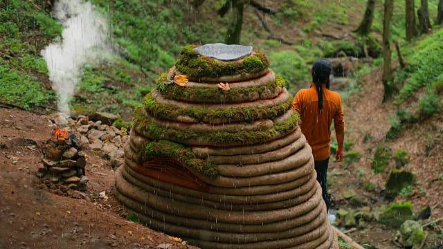 牛人闯荡丛林这本领也太绝了，用麻袋堆砌庇护所，下雨躲里面还真的很防水