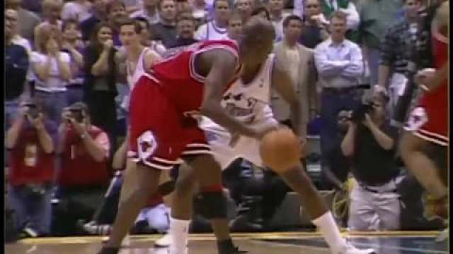 季后赛经典表现：1998年6月15日总决赛公牛vs爵士G6，乔丹最后时刻从卡尔-马龙手中断球，推进至