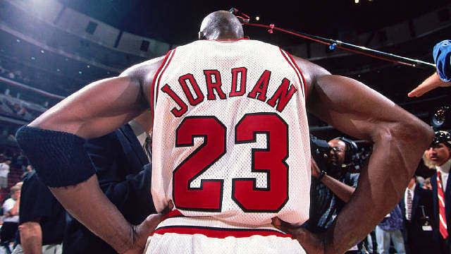 【乔丹高光集锦】 1984黄金一代，来自北卡的迈克尔-乔丹被芝加哥公牛用探花签摘下，就此开启传奇生涯