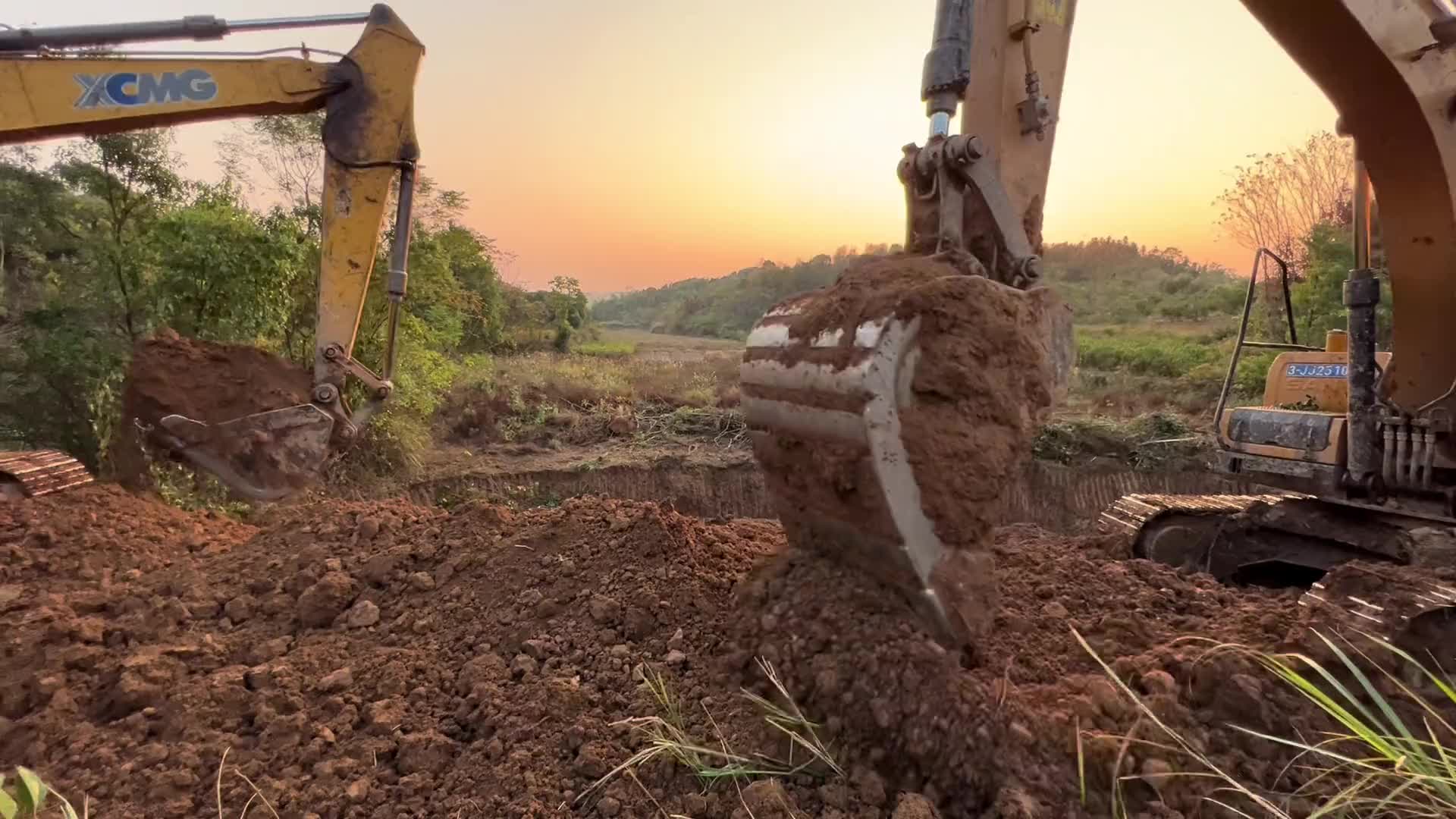 今天两个挖机清理50年没挖过的鱼塘，最后的效果就很棒。