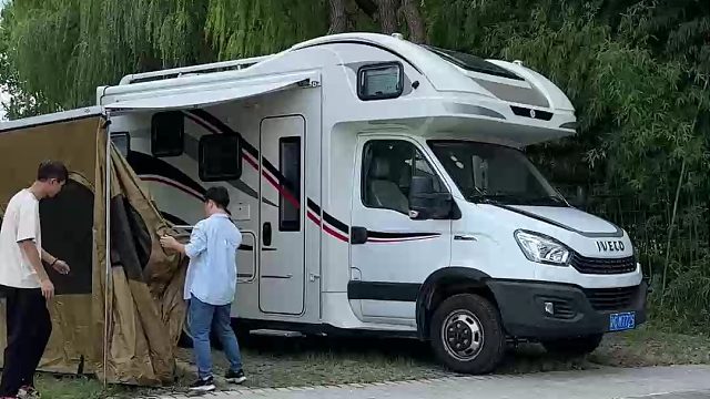 露营车边帐搭建，打造你的个性化旅行空间！