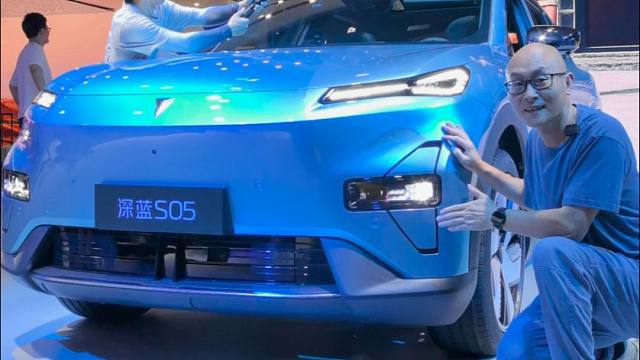 能拍4K视频，大灯还能当投影，这车泰酷辣