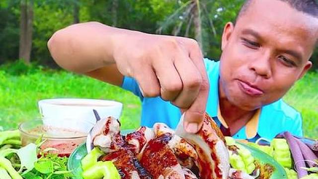 阿嘎吃大苦瓜片剁椒辣酱️牛内脏拼盘 #泰国美食 #户外美食 #泰国生活 