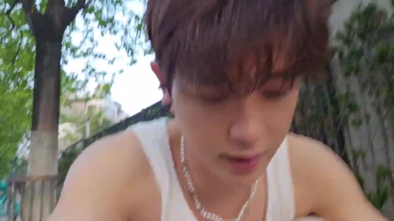 【童锦程】你们那里啥季节呀，都要穿卫衣了？