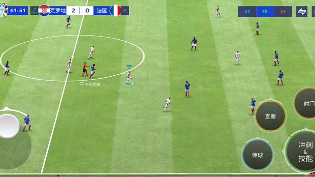 中场附近攻防转换战 眼看对面防守没完全落位=快发任意球战术 快速边路配合=前锋支点回做中场=后插进球