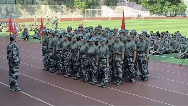 总有一个人能吸引全场的目光