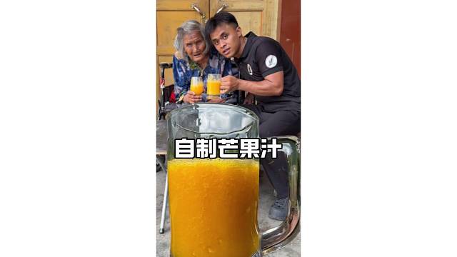 奶奶想吃芒果没牙咬不动自制芒果汁给他吃