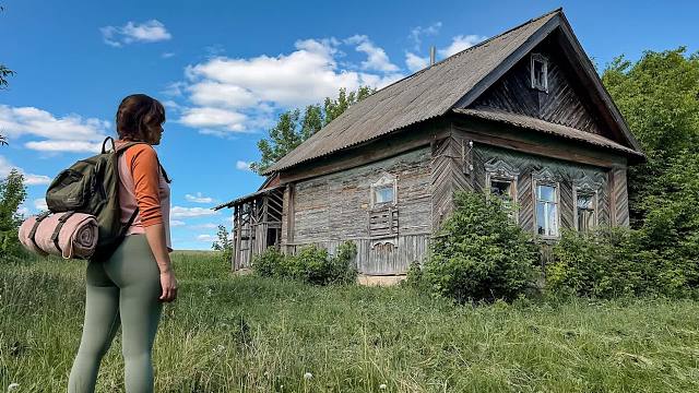 森林里的一套荒废木屋，女孩找到了钥匙并且进入其中，结果奢华了