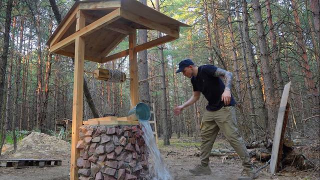 独居森林小屋，在这种条件下水是一种奢侈物，所以我打造了一口井