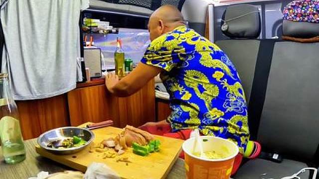 沙和尚在小房车里吃宵夜，下集#肘子 #床车旅行 #深夜食堂 