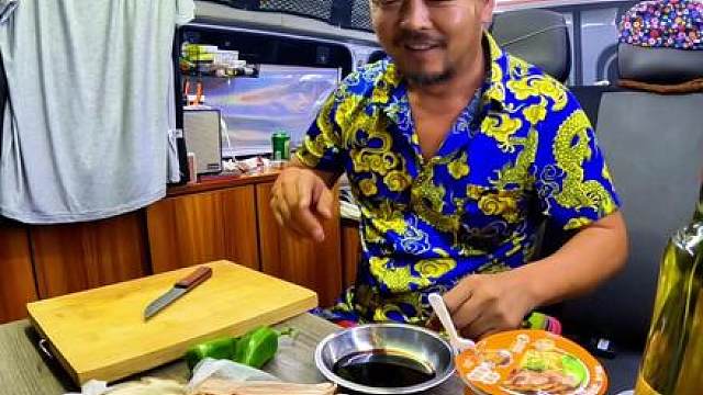 小房车里吃个夜宵，冰冻猪肘子蘸酱油，白加啤喝上那叫一个美#床车旅行 #深夜食堂 #房车行 