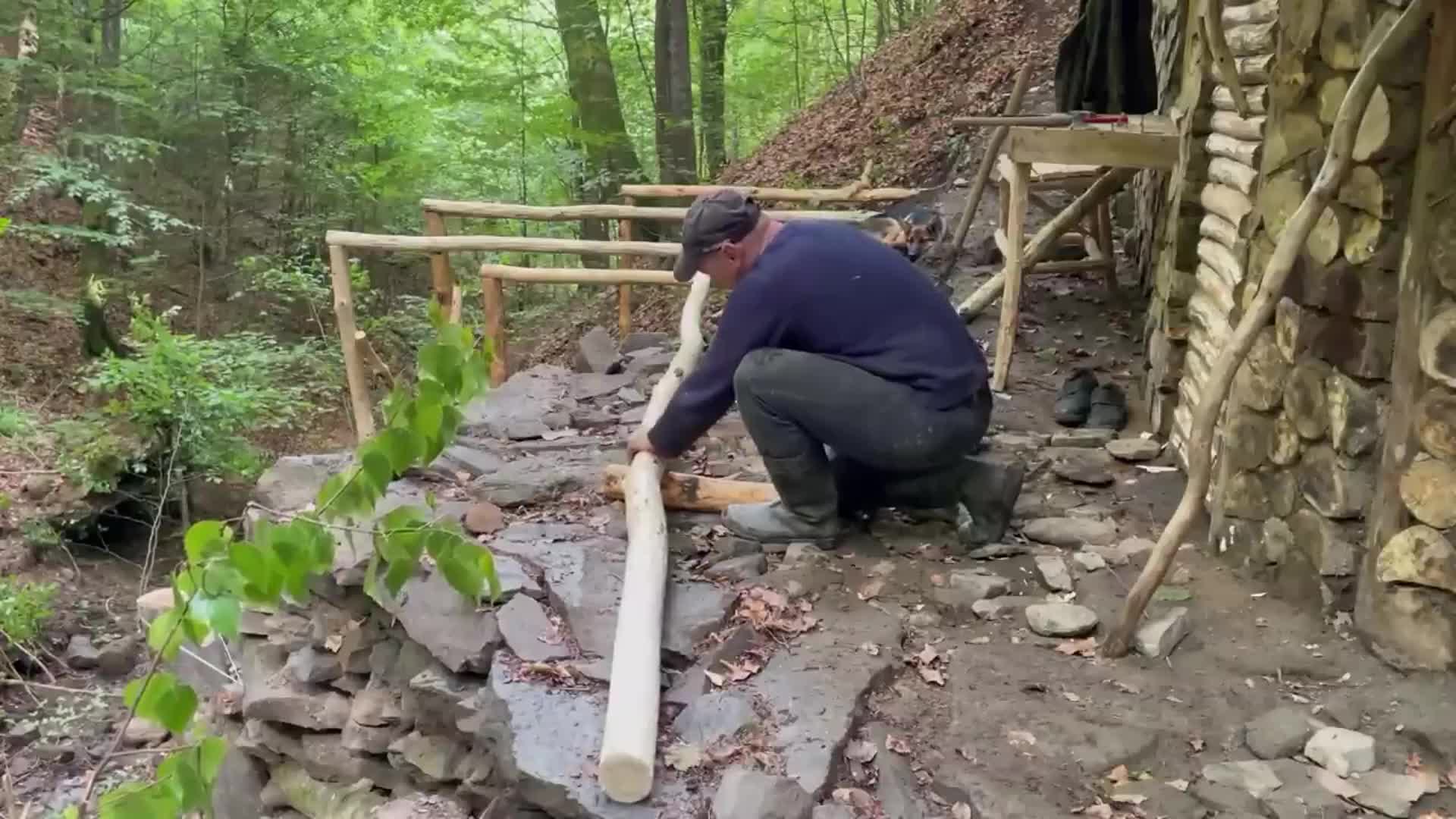 男人将天然石缝改造成霍比特小屋，并且还制作了悬空露台