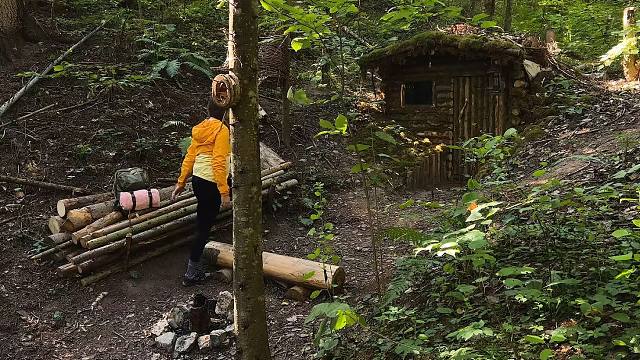 女孩在森林里发现栋木屋，果断停留搭了个浴棚，美滋滋钓鱼享受野营