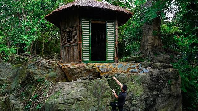 丛林深山发现块巨石，爬上去用火焚烧后，在上面建造出了超级竹屋