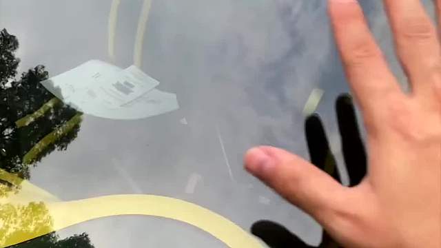 下雨天，汽车玻璃除油膜很重要。