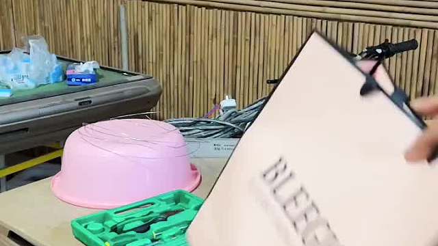 生活中的琐碎事情笼罩这我们整个人生，但也别忘了浪漫，爱在心里。