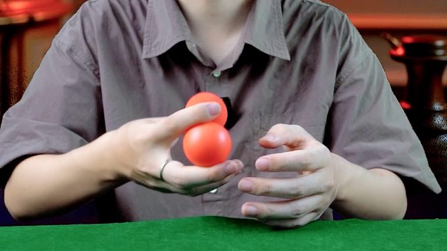 揭秘空手变小球魔术