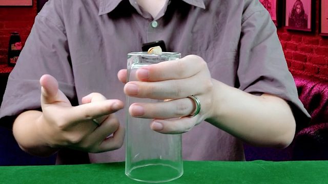 揭秘开心果穿越杯子魔术