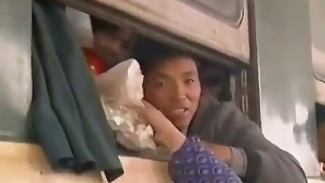 90年代老百姓乘坐绿皮火车的真实影像，烧鸡打开的一瞬间让周围人羡慕不已