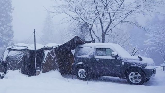 暴风雪持续两天，独自在零下几十度的森林中露营，寒风刺骨的夜晚，围着火炉取暖进餐，好生惬意！