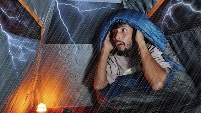 这才是真资格的牛人，独自在冰雹暴雨中露营，晚上闪电打雷如核爆