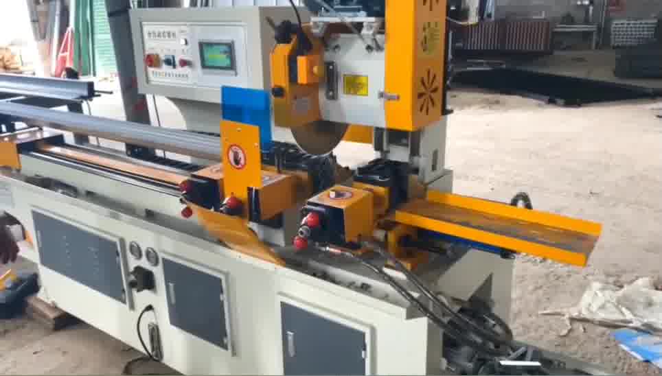 全自动355CNC金属圆锯机设备,16根小方管一次完成定位和切割到位，方管切割机速度快操作简单安全。