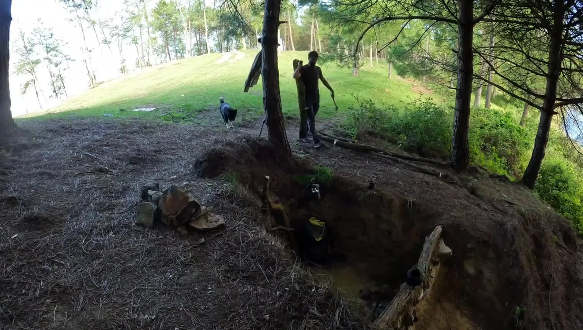 男人徒手挖出隐藏地下的庇护所，里面更是生活设施一应俱全