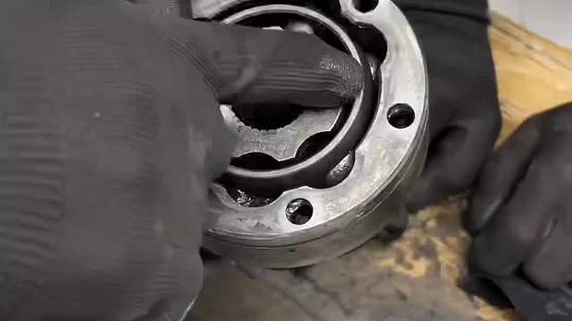 “修车日常”小何球笼装不上，邹师傅教他，奈何他又跑偏