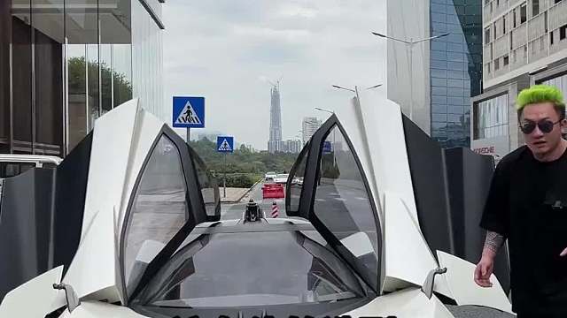可以自动驾驶的神秘超跑，你们觉得什么时候能在路上看到？