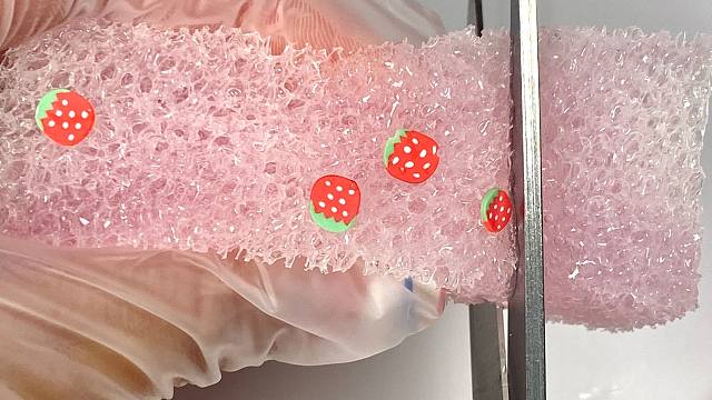 沉浸式切一块草莓味蜂巢海绵~